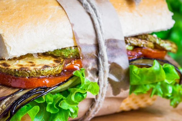Sandwich de verduras con berenjena y calabacín — Foto de Stock