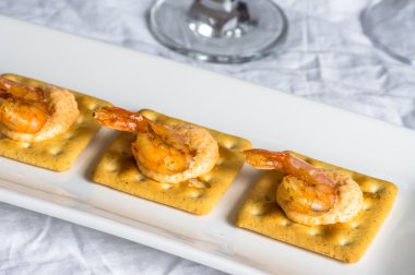 Meze karides ve havyar ile