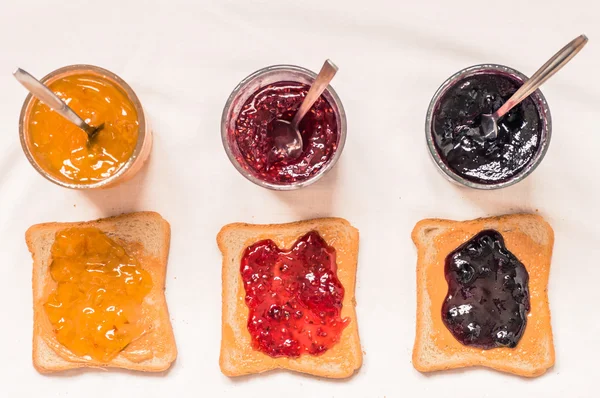 Fıstık ezmesi ve reçel ile tost sandviç