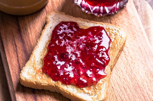 Toast smörgås med jordnötssmör och hallonsylt — Stockfoto