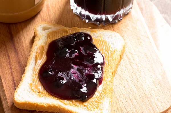 Fıstık ezmesi ve böğürtlenli reçel ile tost sandviç — Stok fotoğraf