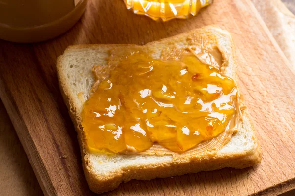 Fıstık ezmesi ve portakal reçeli ile tost sandviç — Stok fotoğraf