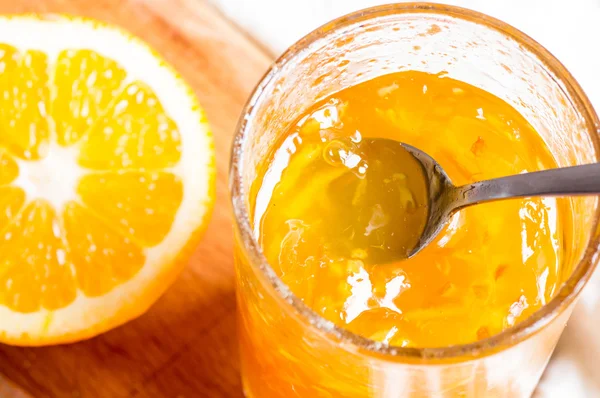 Burk med orange marmelad — Stockfoto