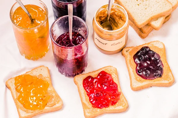 Sandwichs grillés au beurre d'arachide et confiture — Photo