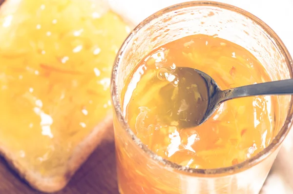 Burk med orange marmelad — Stockfoto