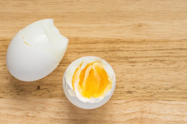 Ahşap arka plan üzerinde iki haşlanmış yumurta — Stok fotoğraf