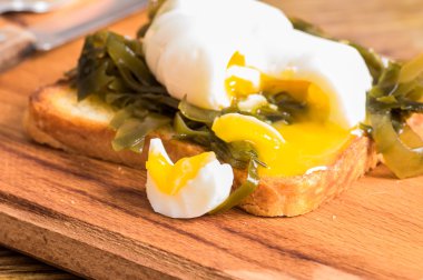 Deniz yosunu ve haşlanmış yumurta ile tost sandviç