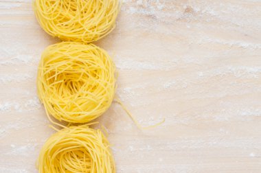 Capelli d'angelo makarna ile ahşap masa