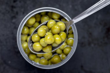 Kaşık konserve bezelye ile