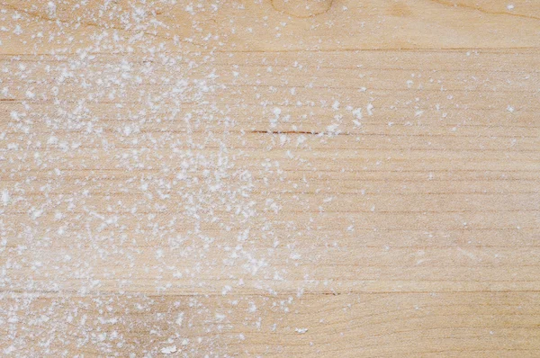 Mehl auf dem Holzbrett verstreut — Stockfoto
