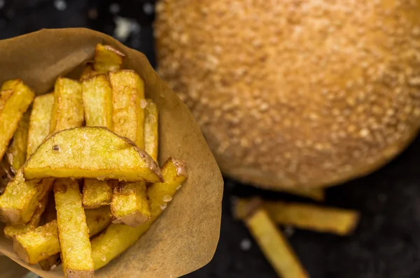 Hamburguesa y papas fritas de comida rápida — Foto de Stock