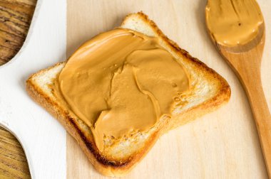 Fıstık ezmesi ile ızgara tost