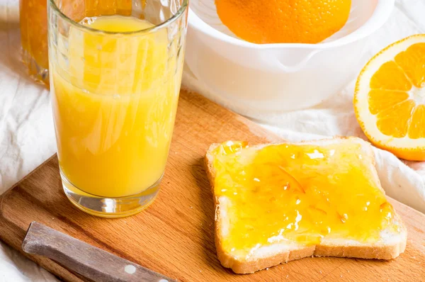 Сэндвич с апельсиновым джемом — стоковое фото