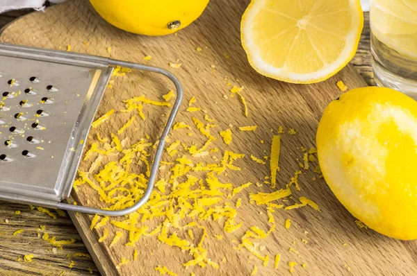 Grater peel and lemon zest — Stock Photo, Image