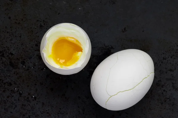 Gekookt ei op een zwarte achtergrond — Stockfoto