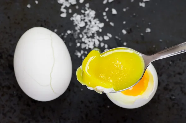 Vařené žloutky v lžíci soli — Stock fotografie