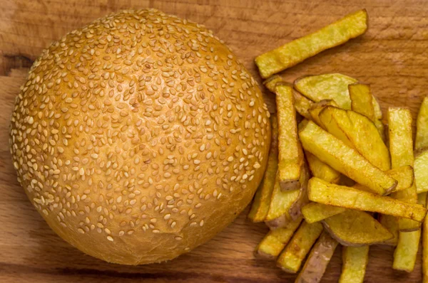 Pan de hamburguesa y papas fritas — Foto de Stock