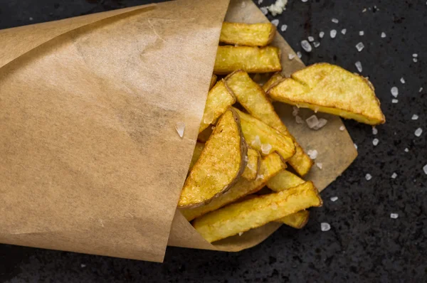 Embalaje de papel con papas fritas — Foto de Stock