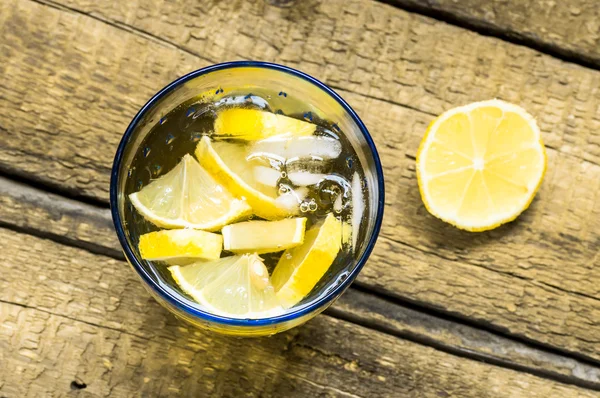 Vaso de sangría blanca con limón y miel —  Fotos de Stock