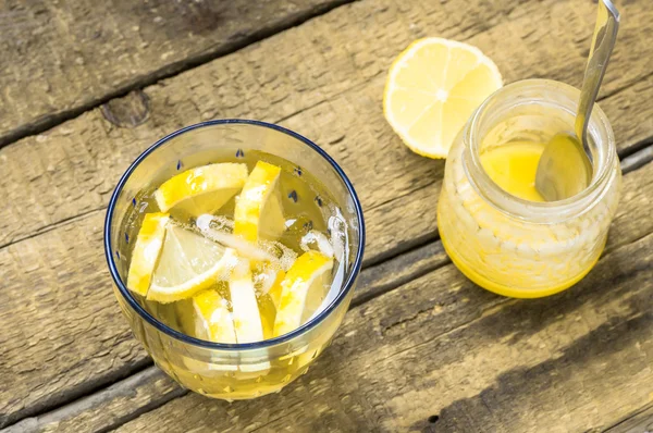 Gelas Sangria putih dengan lemon dan botol madu — Stok Foto