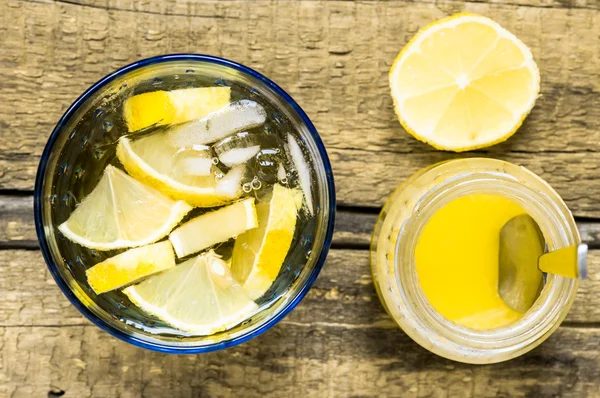 Glas vit sangria med citron och honung burk — Stockfoto