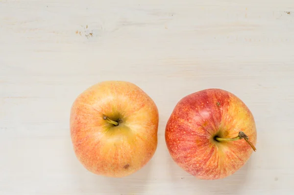 Due mele su un tavolo bianco — Foto Stock