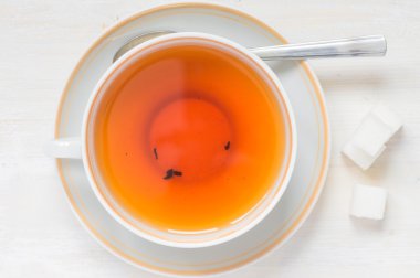 Çay bardak, tabak ve kaşık ve rafine şeker