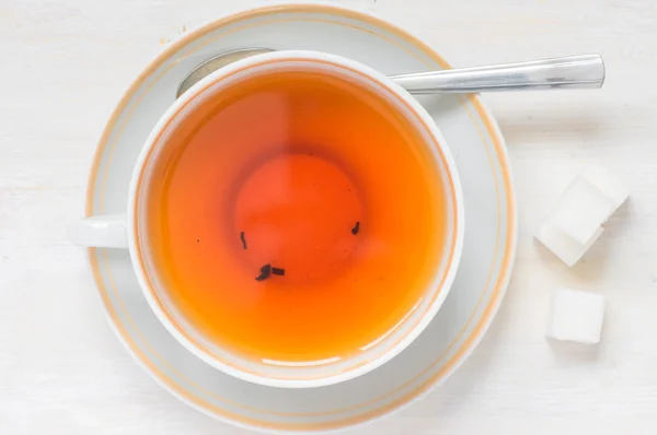 Csésze tea, a csészealj és a kanál és a finomított cukor — Stock Fotó