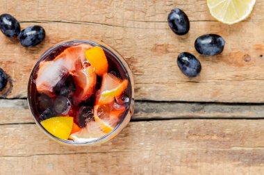 Sangria buz ve limon ile
