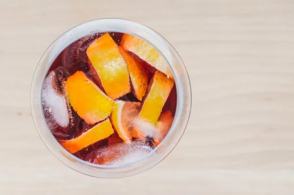 Κρασί σανγκρία σε ένα ποτήρι με πάγο και φέτες λεμονιού — Φωτογραφία Αρχείου