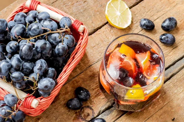 Sangria with ice and black grapes — Stock Photo, Image