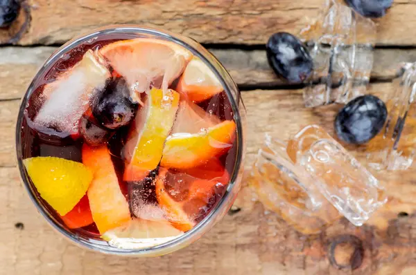 Sangria com gelo, uvas e limão — Fotografia de Stock