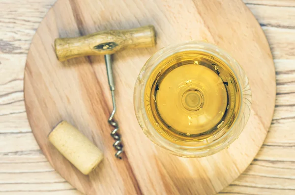 Bicchiere di vino bianco su tavola di legno — Foto Stock