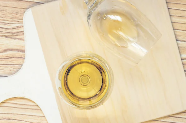 Two glasses of white wine — Stock Photo, Image