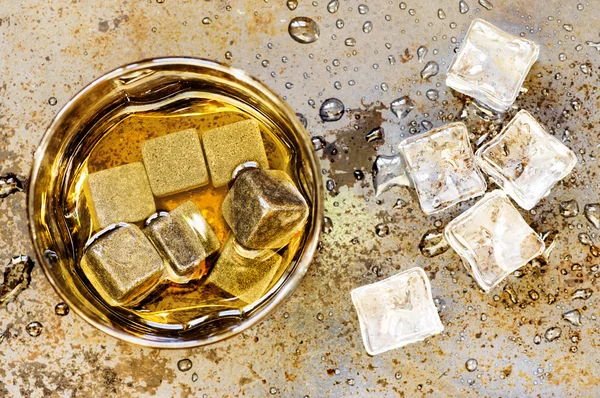 Viski bardağında soğutmak için taşlar — Stok fotoğraf