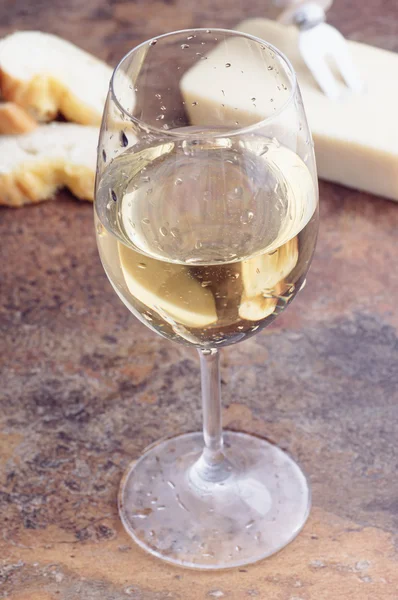 Bir bardak beyaz şarap — Stok fotoğraf