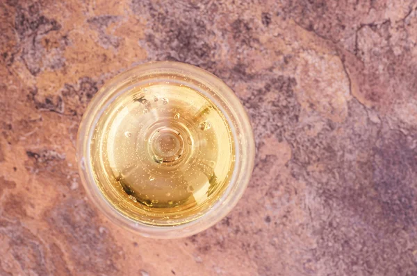 Bicchiere da vino con vino bianco vista dall'alto — Foto Stock