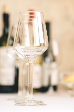 Masada boş şarap kadehleri