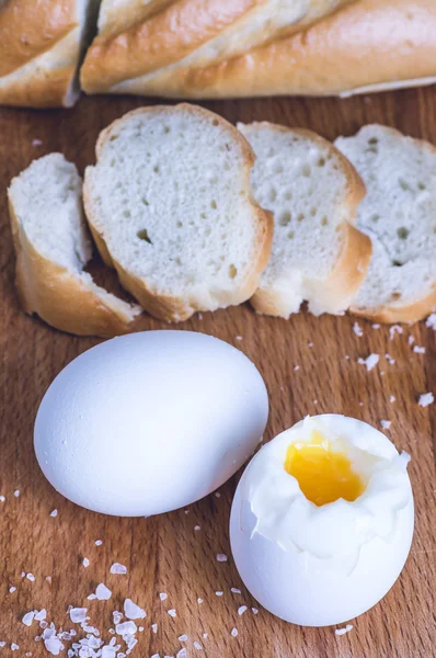 Café da manhã com ovo e baguete — Fotografia de Stock