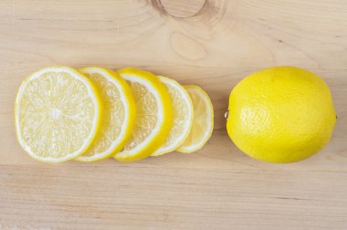 Dilim limon ve bir limon