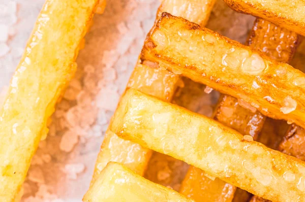 Papas fritas con cristales de aceite y sal — Foto de Stock