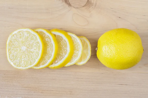 Fette di limone e un limone — Foto Stock