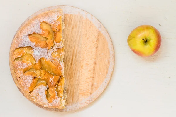 Half of apple pie and one apple — Stock Photo, Image