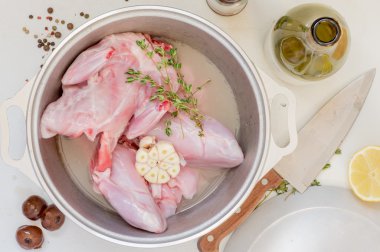 Beyaz şarap demlenmiş tavşan