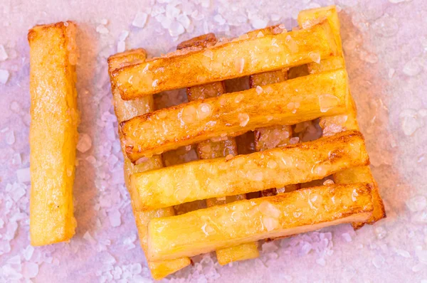 Batatas fritas servidas em papel — Fotografia de Stock