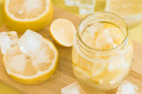 在一个玻璃瓶中的柠檬水 — 图库照片