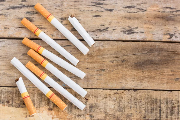Sigaret roll over oude houten tafel — Stockfoto