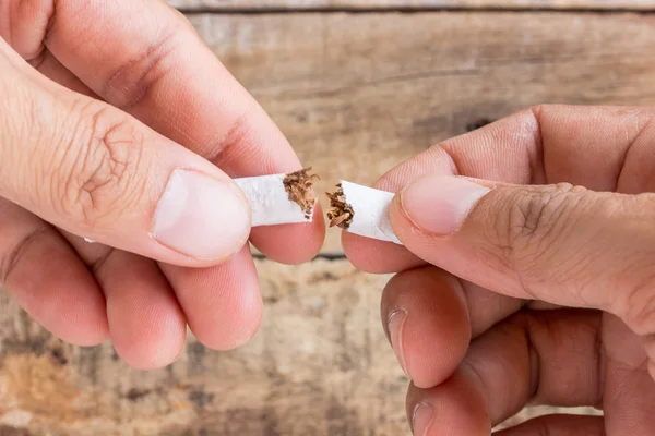 Rollo de cigarrillo en la mano sosteniendo —  Fotos de Stock