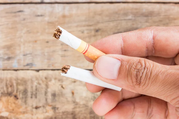 Rolo de cigarro na mão segurando — Fotografia de Stock