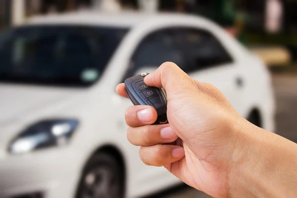 Fechar mão segurando chave do carro — Fotografia de Stock